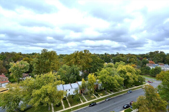 Building Photo - Spacious 1br/1bth Condo minutes from Downtown Silver Spring!