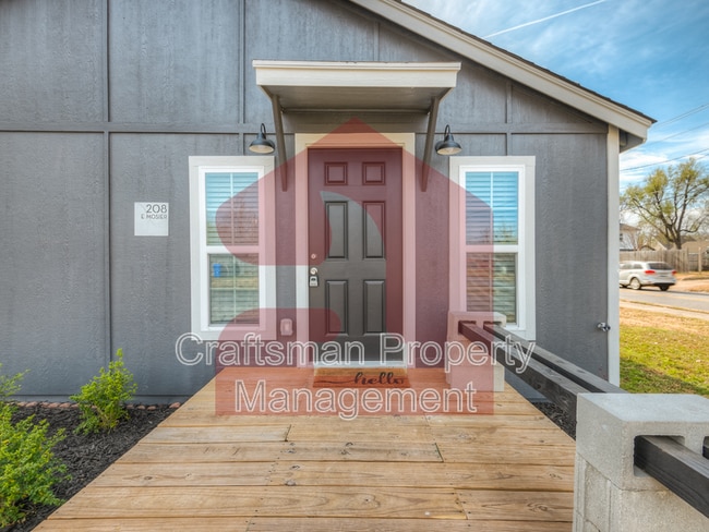 Building Photo - 208 E Mosier St