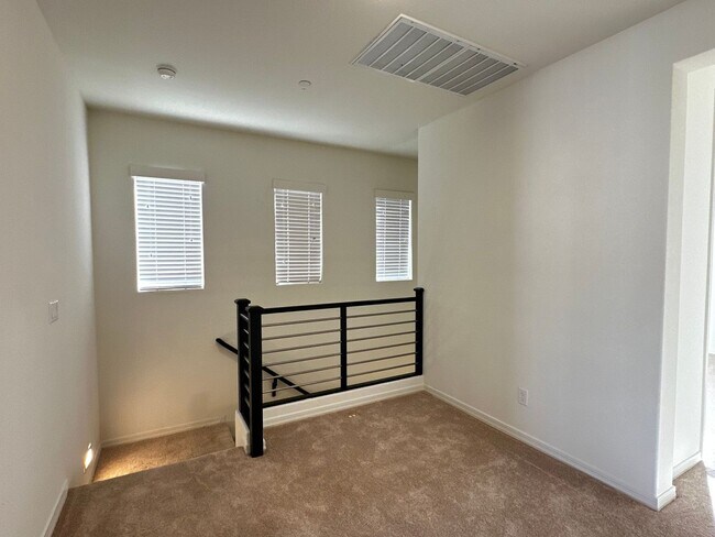 Building Photo - RECKER AND RAY MOVE IN READY 4 BEDROOM 2.5 BATHROOM HOME PERFECTLY LOCATED