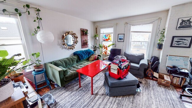 Building Photo - Luxuriously Remodeled 1BR Suite in East Rock | Designer Island Kitchen | Steps to Yale SOM