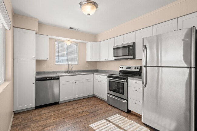 Building Photo - 572 Star Villa Cir SE