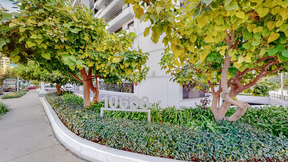 Building Photo - 10660 Wilshire Blvd