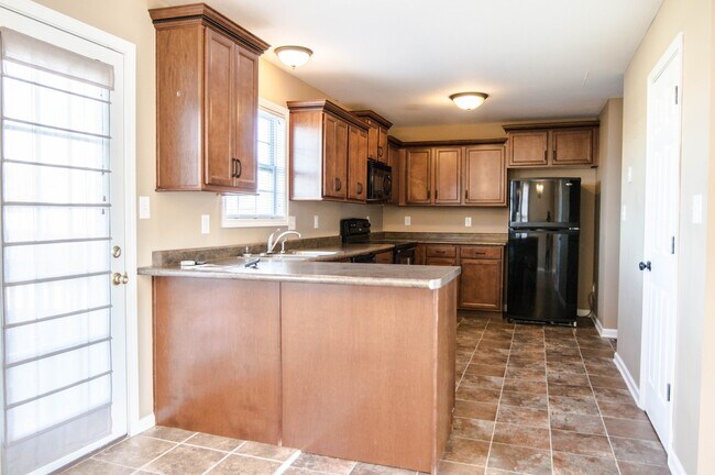 Building Photo - Pet Friendly Three Bedroom!