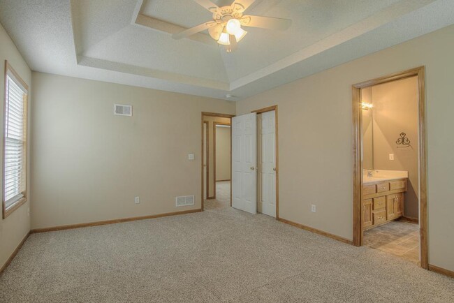 Building Photo - 612 NE Topaz Dr