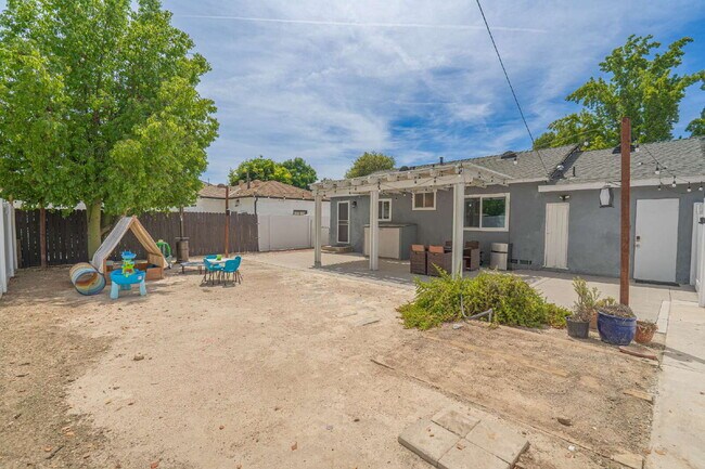 Building Photo - Beautifully Remodeled 2BR/1BA  Home – Move-In Ready!