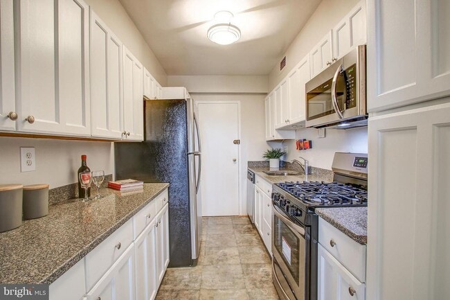 Building Photo - Wesley Heights Two Bedroom, Two Baths, Fur...
