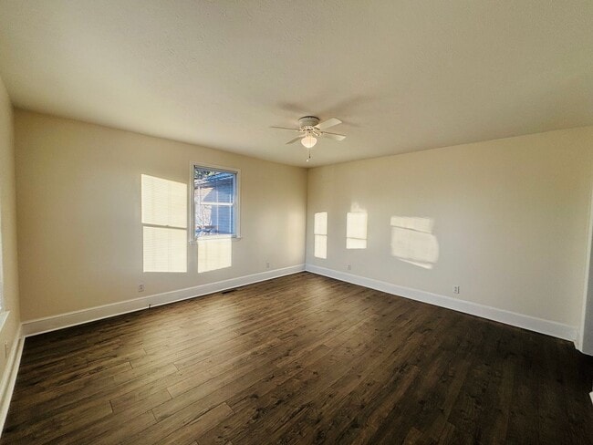 Building Photo - 2 Bedroom, 1 Bath Duplex