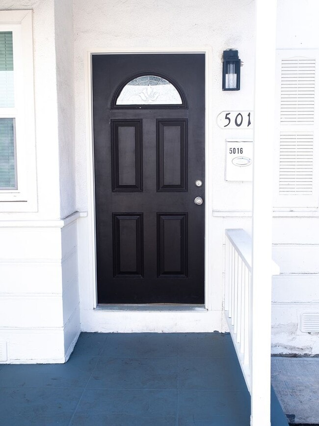 Building Photo - Sherman Oaks 2BD w/ Private Backyard, In-Unit W/D & Parking