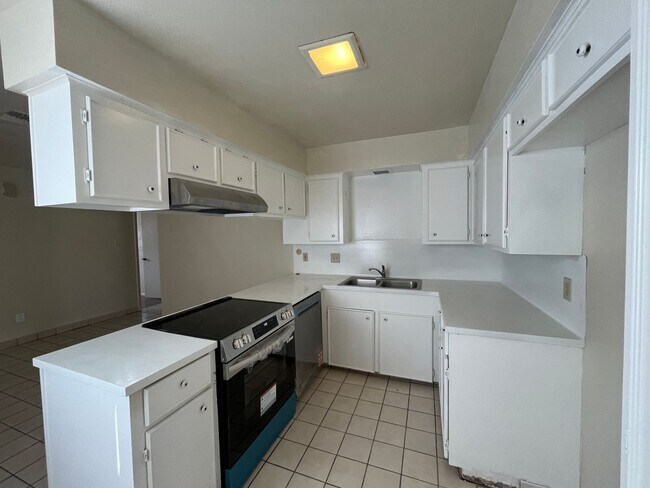 Building Photo - Southside Duplex w/ Two Car Garage