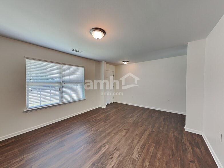 Building Photo - 1748 Eastway Dr