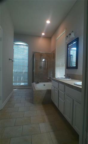 Building Photo - 8102 Luna Dr