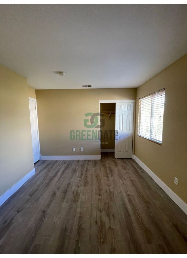 Building Photo - Price Reduced-545 Centre Ct Tracy Ready fo...