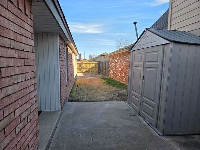 Building Photo - 2122 Meench Dr