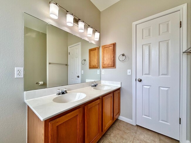 Building Photo - Charming 3 Bed / 2 Bath One-Level Home with 2-Car Garage & Fenced Yard