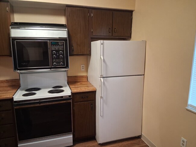 Building Photo - 2275 N Cable Rd