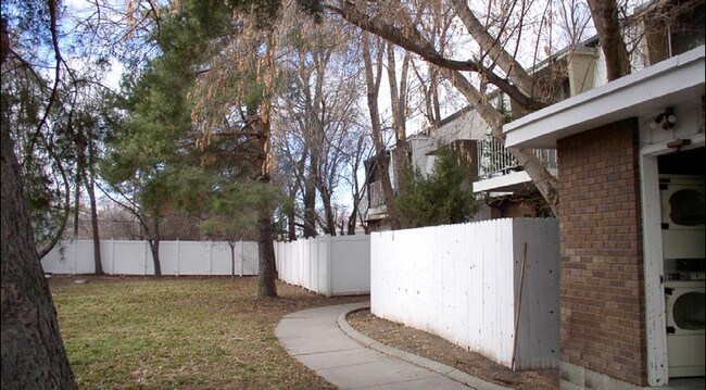Building Photo - Hidden Grove Apartments