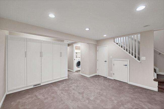 Building Photo - 2960 Shady Holw W