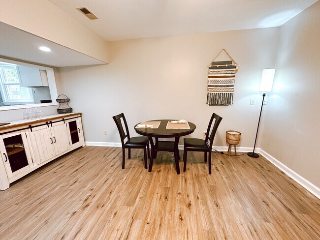 Building Photo - 1408 Highland Trl