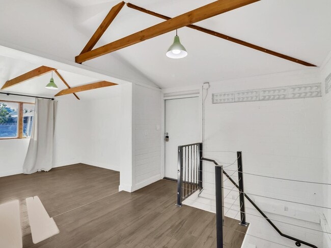 Building Photo - 544 W 17th Pl