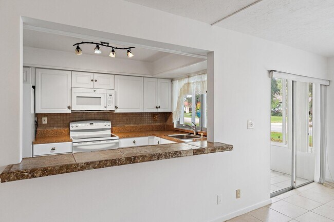 Building Photo - 5570 Tamberlane Cir