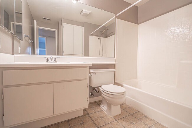 Building Photo - Santa Fe 2 Bedroom Condo for Rent!