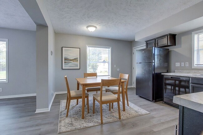 Building Photo - 4 Bed / 2 Full Bath Tri-Level — Garage, Dishwasher, Central A/C, W/D Hookups - Built 2001