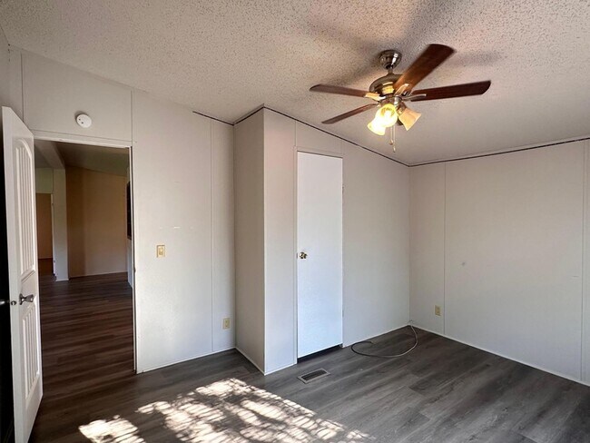 Building Photo - 302 Lone Star Rd
