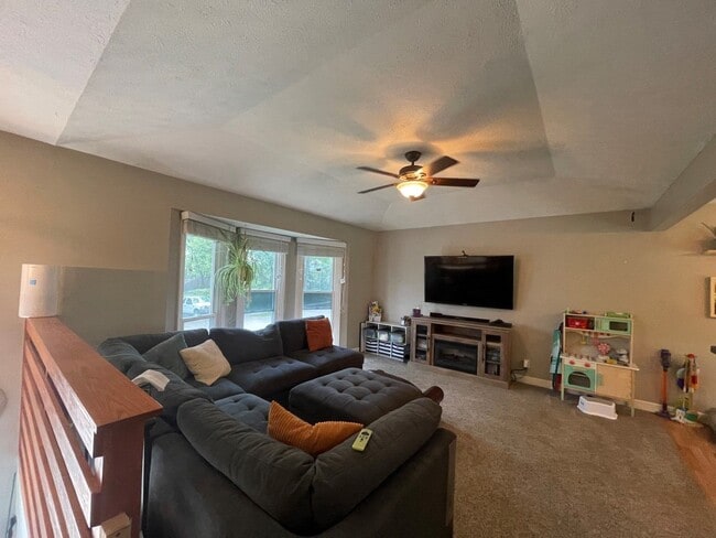 Building Photo - Bellevue Home For Rent!
