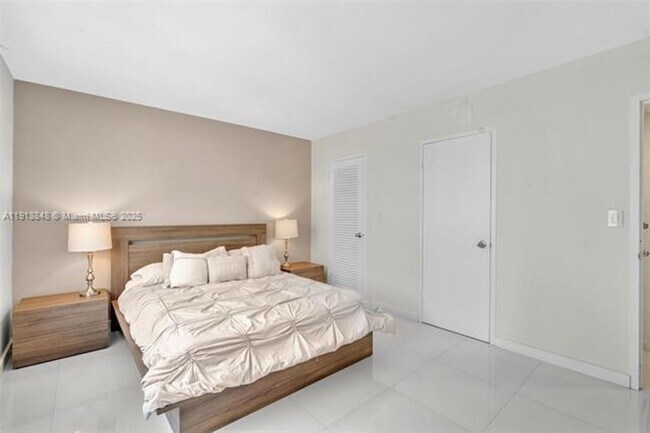 Building Photo - 9195 Collins Ave