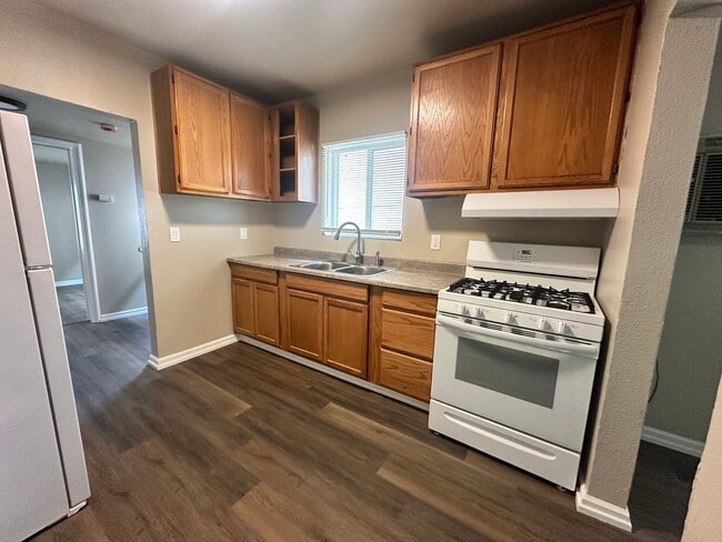 Building Photo - Recently updated 2 Bed/1 Bath Home!