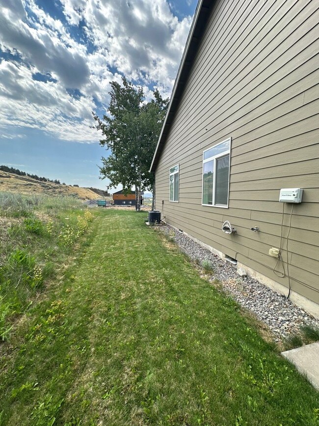 Building Photo - 5096 Larch Ln