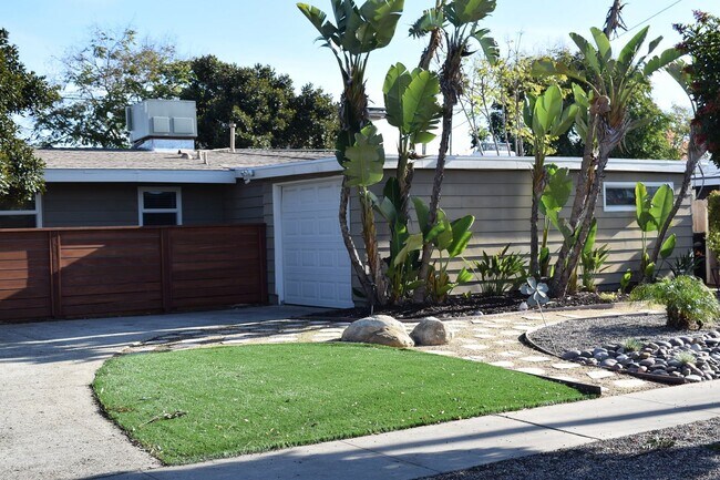 Building Photo - 3BR 2BA San Carlos Home - Vinyl Flooring, ...