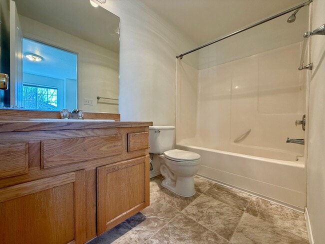 Building Photo - SCHEDULE A TOUR TO VIEW THIS NEWLY UPDATED TOWNHOME IN REDMOND!!