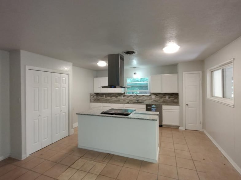 Building Photo - 1206 Pine Dr
