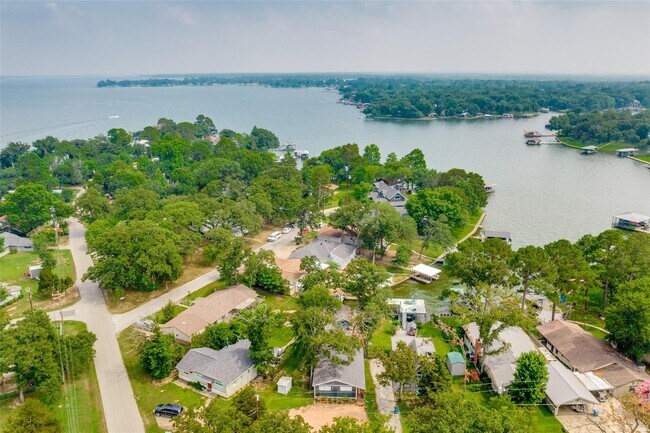 Building Photo - 1813 Oak Shore Dr