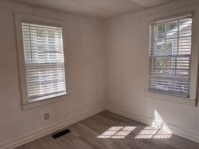 Building Photo - 524 Hardwick Ave