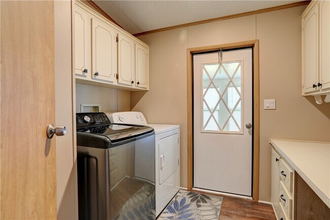 Building Photo - 561 Dolphin Cir