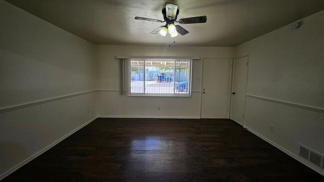 Building Photo - 3 Bed 2 Bath