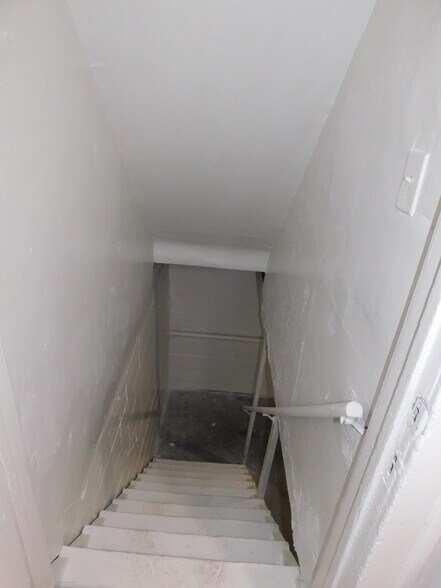 Building Photo - 148 Pingree Ave
