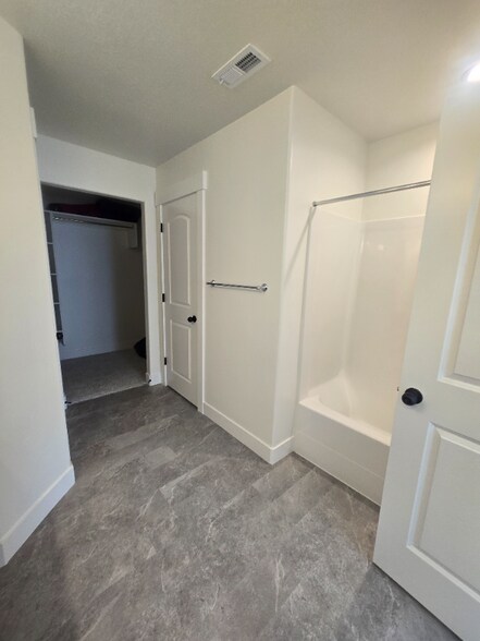 Building Photo - 984 W Sunspear Dr