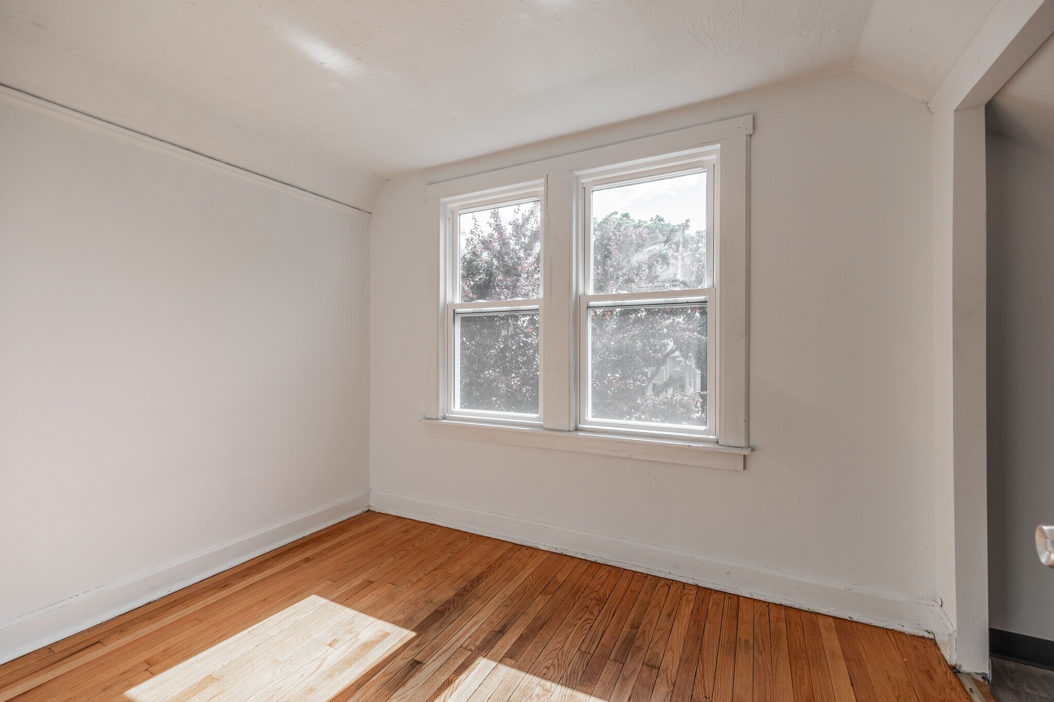 Building Photo - 2140 N Karlov Ave