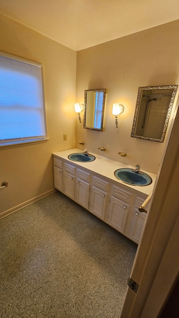 Building Photo - Spacious Single Family Home