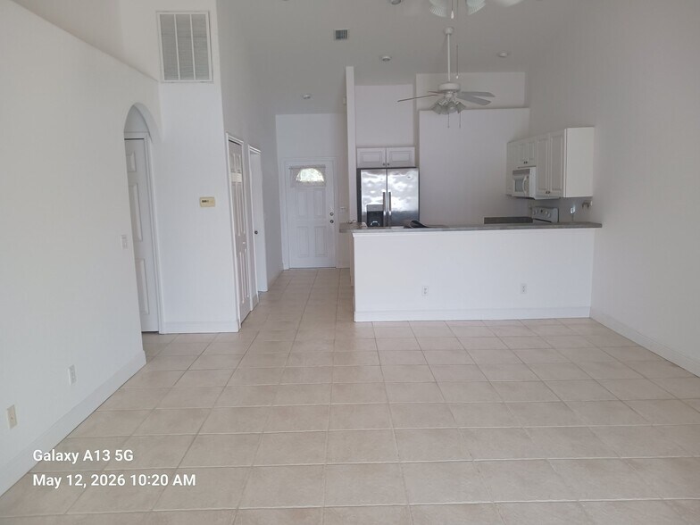 Building Photo - 711 SE 12th Ct