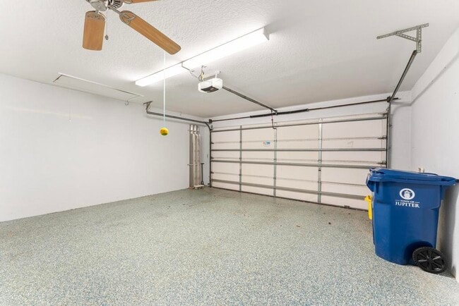 Building Photo - 180 Freeport Dr