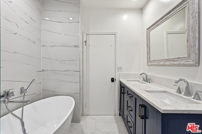 Building Photo - 324 S Elm Dr