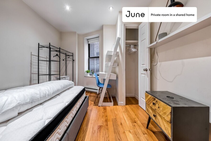 Primary Photo - Private bedroom in 4 bed/2 bath Home