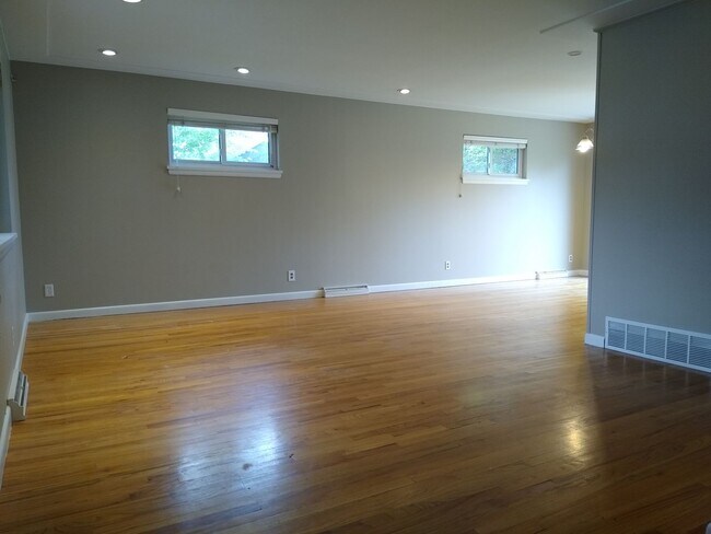 Building Photo - Stunning 4 bedroom 2 bath Virginia Village...