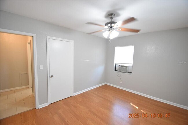 Building Photo - 402 S Comet Ave