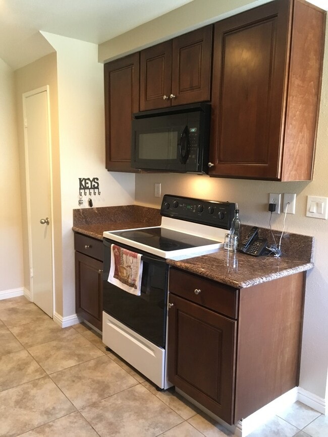 Building Photo - 3 Bedroom Condo - End Unit For Lease