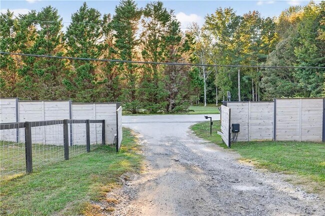 Building Photo - 1324 Ace Mcmillian Rd